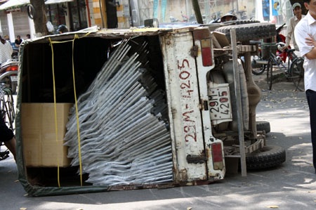 Hà Nội: Taxi húc xe tải ngã “chỏng vó” - 5 Hà Nội: Taxi húc xe tải ngã “chỏng vó” - 5