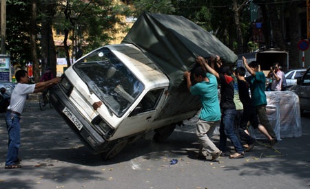 Hà Nội: Taxi húc xe tải ngã “chỏng vó” - 9 Hà Nội: Taxi húc xe tải ngã “chỏng vó” - 9