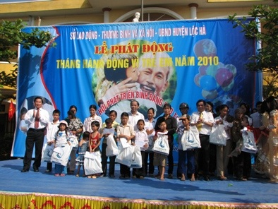 Quỹ bảo trợ trẻ em trao hàng trăm suất quà cho trẻ em nghèo - 1 Quỹ bảo trợ trẻ em trao hàng trăm suất quà cho trẻ em nghèo - 1