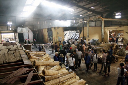 Cháy lớn tại công ty mây tre đan - 2 Cháy lớn tại công ty mây tre đan - 2