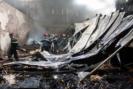 Cháy lớn tại công ty mây tre đan - 1 Cháy lớn tại công ty mây tre đan - 1