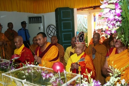 Hàng ngàn người dân đến chiêm bái Xá Lợi Phật - 5