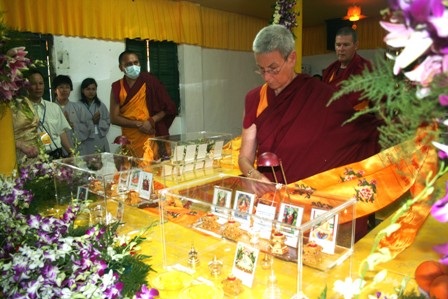 Hàng ngàn người dân đến chiêm bái Xá Lợi Phật - 4