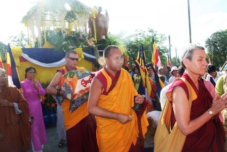 Hàng ngàn người dân đến chiêm bái Xá Lợi Phật - 2