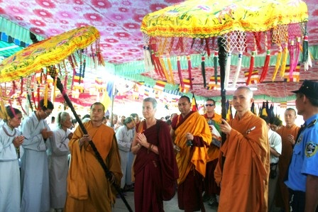 Hàng ngàn người dân đến chiêm bái Xá Lợi Phật - 3