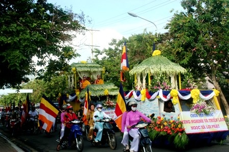 Hàng ngàn người dân đến chiêm bái Xá Lợi Phật - 1