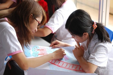 Thí sinh “Miss & Mr svtunhien” thăm làng trẻ Hòa Bình - 1