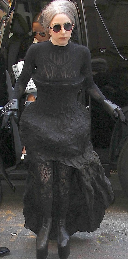 Lady Gaga “vồ ếch” vì giày cao không gót - 5