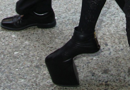 Lady Gaga “vồ ếch” vì giày cao không gót - 6