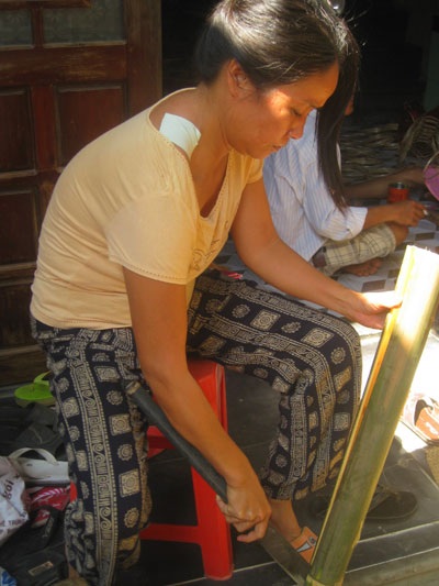 Xóm quạt giấy nhộn nhịp nhờ mất điện  - 1