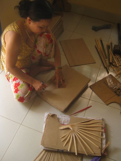 Xóm quạt giấy nhộn nhịp nhờ mất điện  - 3