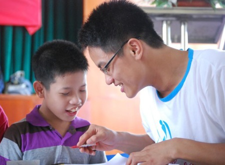 Thí sinh “Miss & Mr svtunhien” thăm làng trẻ Hòa Bình - 3