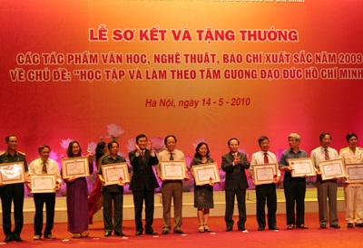 “Bác Hồ luôn là đề tài tạo cảm hứng mãnh liệt”  - 1 “Bác Hồ luôn là đề tài tạo cảm hứng mãnh liệt”  - 1