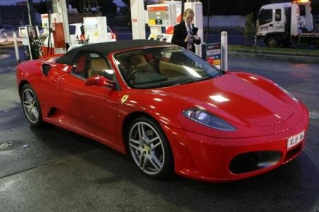 Mất siêu xe Ferrari khi đi đánh bạc - 1