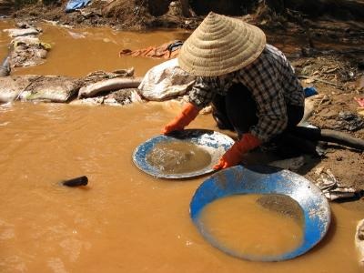 Môi trường bị đầu độc vì loạn khai thác khoáng sản - 1 Môi trường bị đầu độc vì loạn khai thác khoáng sản - 1