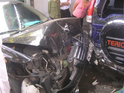 Ô tô con mất lái lao qua đường, 2 cháu bé thoát chết - 1