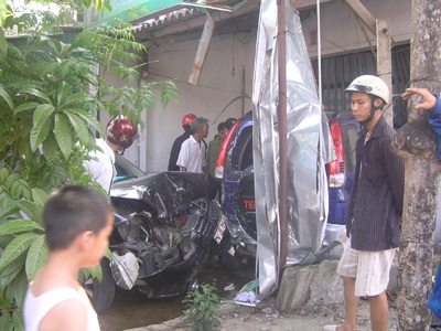 Ô tô con mất lái lao qua đường, 2 cháu bé thoát chết - 2