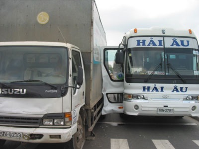 5 ô tô đâm liên hoàn, hành khách hoảng loạn - 5