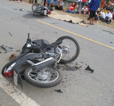 Xe máy đấu đầu, 4 người thương vong  - 1