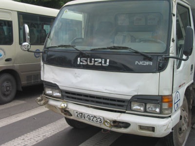 5 ô tô đâm liên hoàn, hành khách hoảng loạn - 1