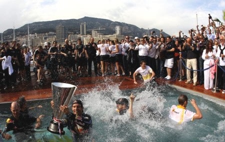 Red Bull lại đại thắng trong chiều Monaco khốc liệt - 1