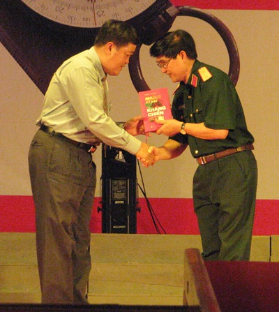 Xúc động đêm giao lưu “Tuổi trẻ và kỷ vật kháng chiến” - 2 Xúc động đêm giao lưu “Tuổi trẻ và kỷ vật kháng chiến” - 2
