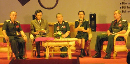 Xúc động đêm giao lưu “Tuổi trẻ và kỷ vật kháng chiến” - 1 Xúc động đêm giao lưu “Tuổi trẻ và kỷ vật kháng chiến” - 1