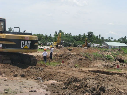 Bé trai 7 tuổi sa hố công trình, tử vong - 2 Bé trai 7 tuổi sa hố công trình, tử vong - 2