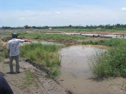 Bé trai 7 tuổi sa hố công trình, tử vong - 1 Bé trai 7 tuổi sa hố công trình, tử vong - 1
