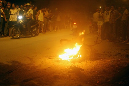 Bị BMW đẩy đi hàng cây số, xe máy bốc cháy trơ khung - 1 Bị BMW đẩy đi hàng cây số, xe máy bốc cháy trơ khung - 1