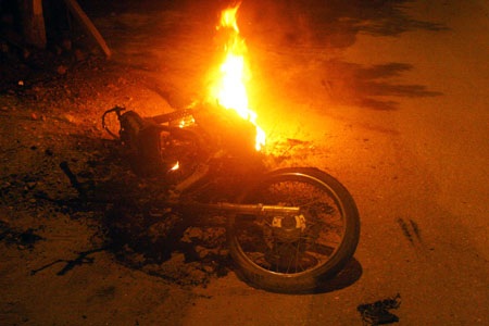 Bị BMW đẩy đi hàng cây số, xe máy bốc cháy trơ khung - 2 Bị BMW đẩy đi hàng cây số, xe máy bốc cháy trơ khung - 2