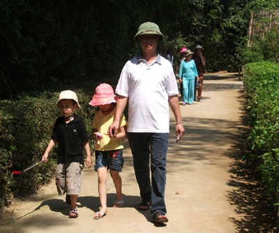 Dòng người đổ về làng Sen trong nắng hè oi ả - 2