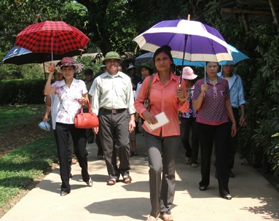 Dòng người đổ về làng Sen trong nắng hè oi ả - 1