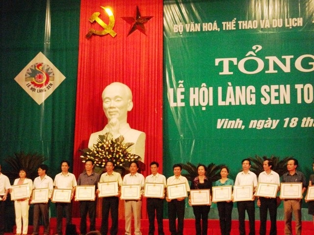 Nhiều cái “được” ở lễ hội Làng Sen năm 2010 - 1