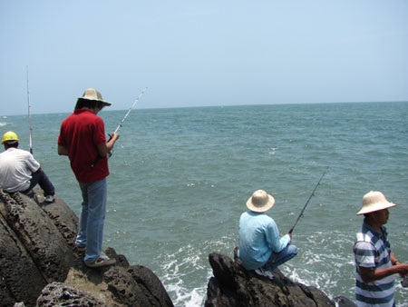 Những gã “khùng” ra biển câu cá - 1 Những gã “khùng” ra biển câu cá - 1