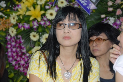 Hoài Linh nức nở trong lễ viếng nghệ sĩ Hữu Lộc - 10 Hoài Linh nức nở trong lễ viếng nghệ sĩ Hữu Lộc - 10