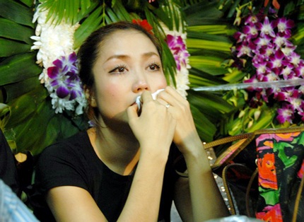Hoài Linh nức nở trong lễ viếng nghệ sĩ Hữu Lộc - 8 Hoài Linh nức nở trong lễ viếng nghệ sĩ Hữu Lộc - 8