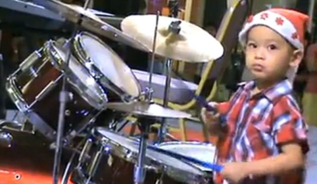 3 tuổi trở thành ngôi sao nhạc Rock - 1 3 tuổi trở thành ngôi sao nhạc Rock - 1