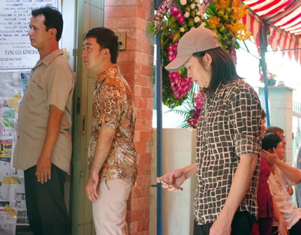 Hoài Linh nức nở trong lễ viếng nghệ sĩ Hữu Lộc - 1 Hoài Linh nức nở trong lễ viếng nghệ sĩ Hữu Lộc - 1