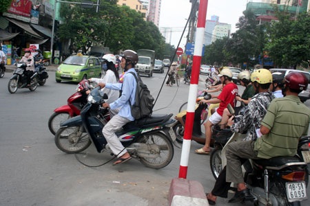 Giao thông “láo nháo” vì… 1 sợi dây - 1 Giao thông “láo nháo” vì… 1 sợi dây - 1