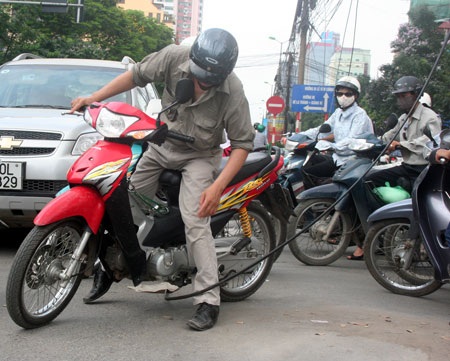 Giao thông “láo nháo” vì… 1 sợi dây - 5 Giao thông “láo nháo” vì… 1 sợi dây - 5