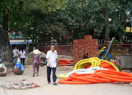 Người Hà Nội ngán ngẩm với “điệp khúc” đào đường - 5 Người Hà Nội ngán ngẩm với “điệp khúc” đào đường - 5