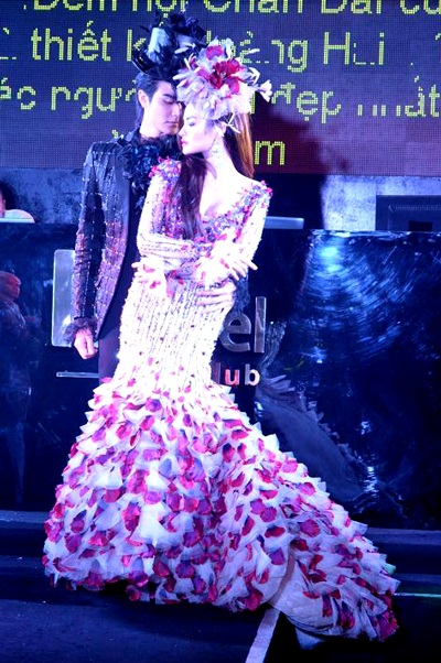 Hà Anh và Vũ Thu Phương “khoe”… dáng - 4 Hà Anh và Vũ Thu Phương “khoe”… dáng - 4
