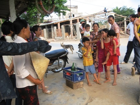 Điêu đứng vì mùi xú uế từ trại lợn - 1