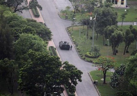 Thái Lan: Xe bọc thép tiến vào khu “áo đỏ” chiếm đóng - 10