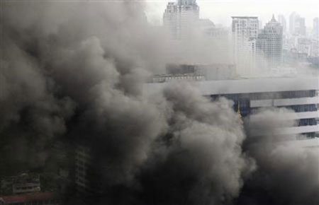 Thái Lan: Xe bọc thép tiến vào khu “áo đỏ” chiếm đóng - 2