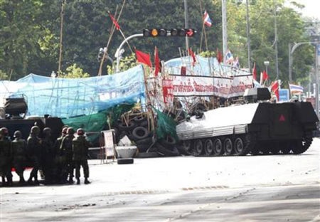 Thái Lan: Xe bọc thép tiến vào khu “áo đỏ” chiếm đóng - 5