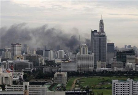 Thái Lan: Xe bọc thép tiến vào khu “áo đỏ” chiếm đóng - 6