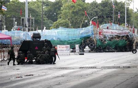 Thái Lan: Xe bọc thép tiến vào khu “áo đỏ” chiếm đóng - 7