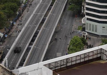 Thái Lan: Xe bọc thép tiến vào khu “áo đỏ” chiếm đóng - 8